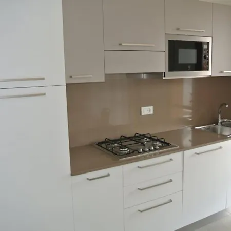 Διαμέρισμα Stylish Pool View Flat With Two Terraces